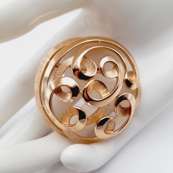 Vintage Crown Trifari Gold Plated Swirl Brooch Pin - Picture 2 of 11